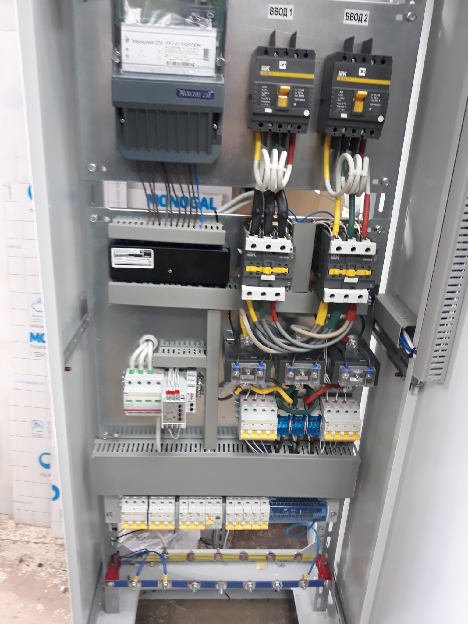 Оборудование и кабельные соединения внутри электрощита